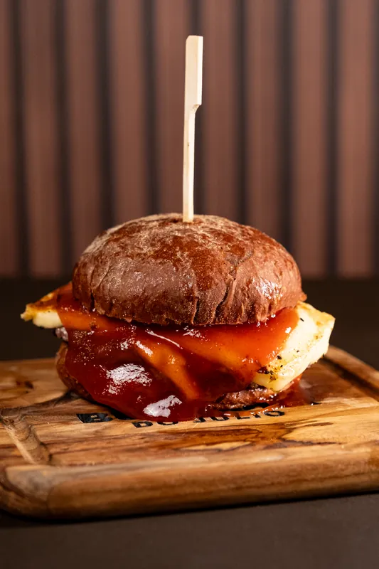 Hambúrguer com queijo coalho e barbecue