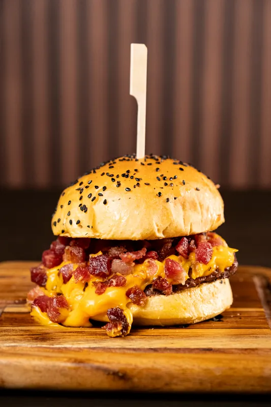 Hambúrguer com cheddar e bacon em cubos