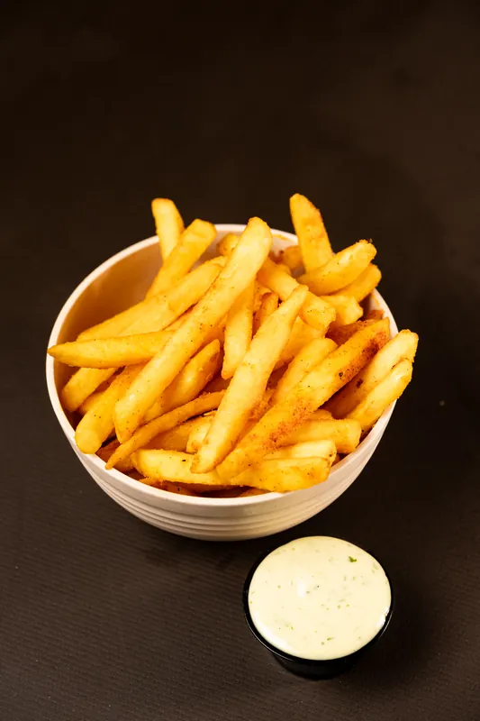 Porção de batata frita com molho